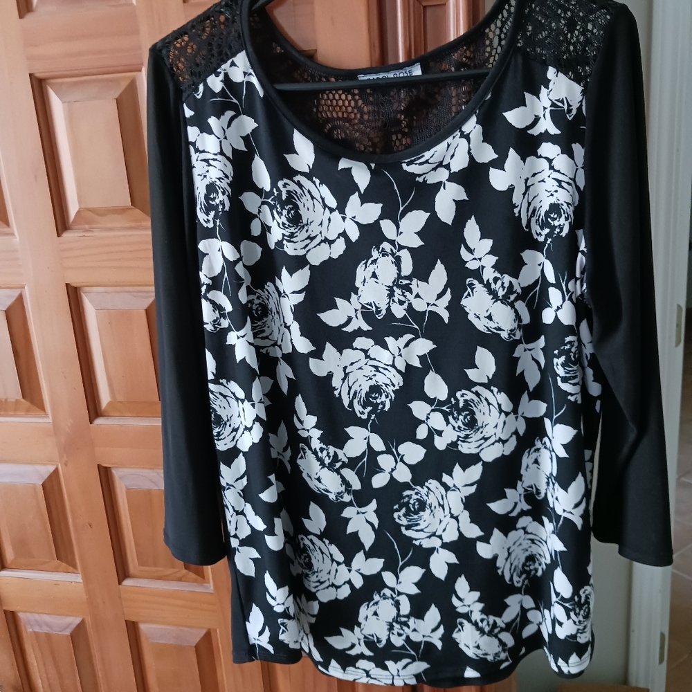 3/$30 Carol Rose Black and White Floral Lace-Accent Blouse